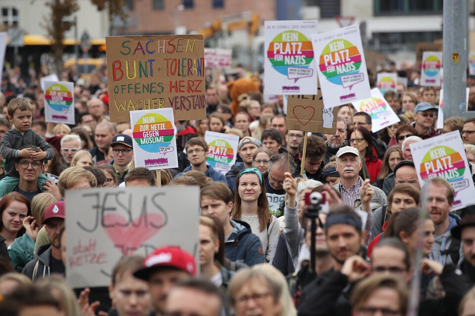 Des manifestants défilent à  à Chemnitz, en Allemagne, en réponse à la manifestation organisée par divers mouvement d'extrême droite.