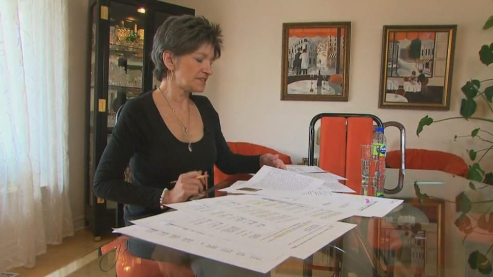 La tante d'Éloïse Dupuis, Manon Boyer, étudie le rapport du coroner Malouin.