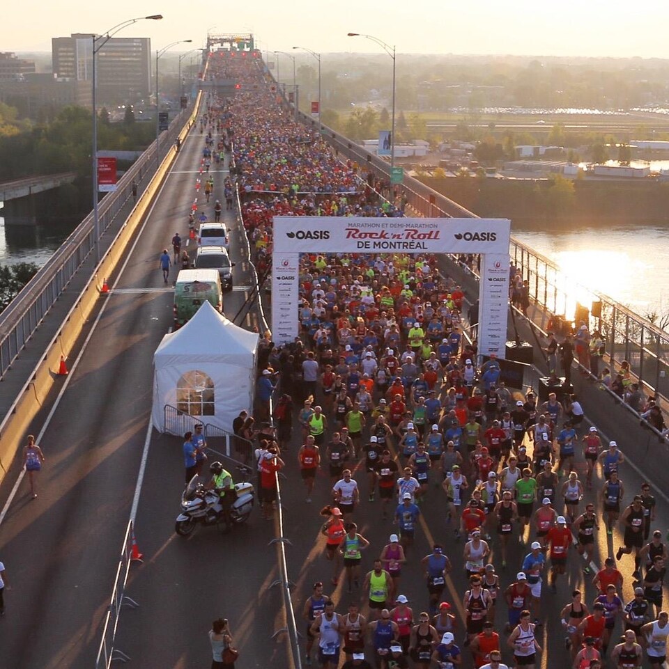 Des milliers de coureurs sur le pont Jacques-Cartier au départ du demi-marathon de Montréal