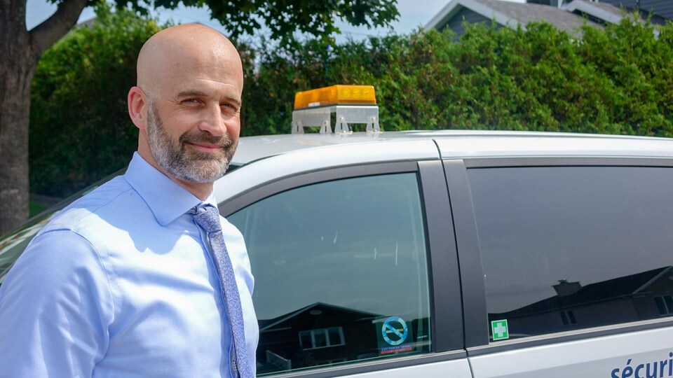 Marc Desaulniers, chef, intervention, vol d'électricité à Hydro-Québec à côté d'une voiture de la société d'État