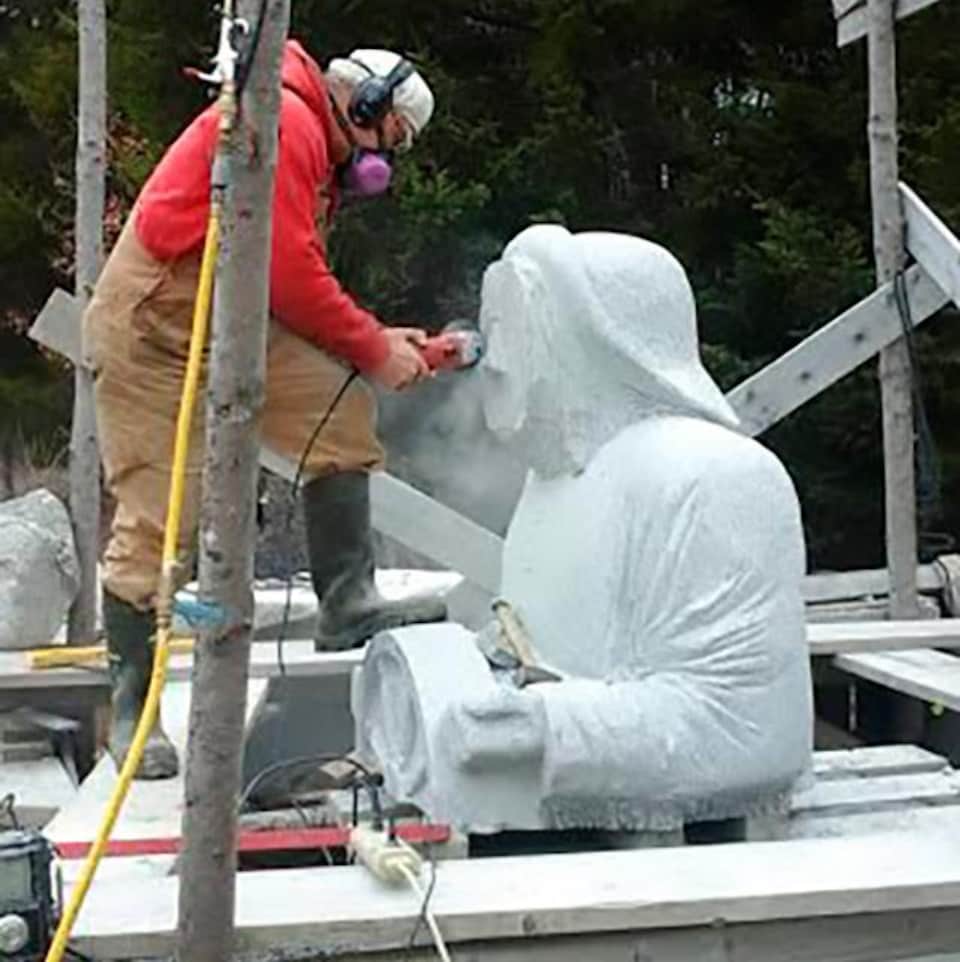 Le sculpteur Marc Graff travaille sur sa sculpture « Coming Home ».