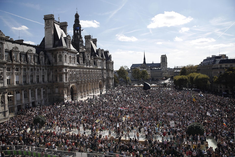 Des centaines de personnes rassemblées devant l'Hôtel de ville de Paris.
