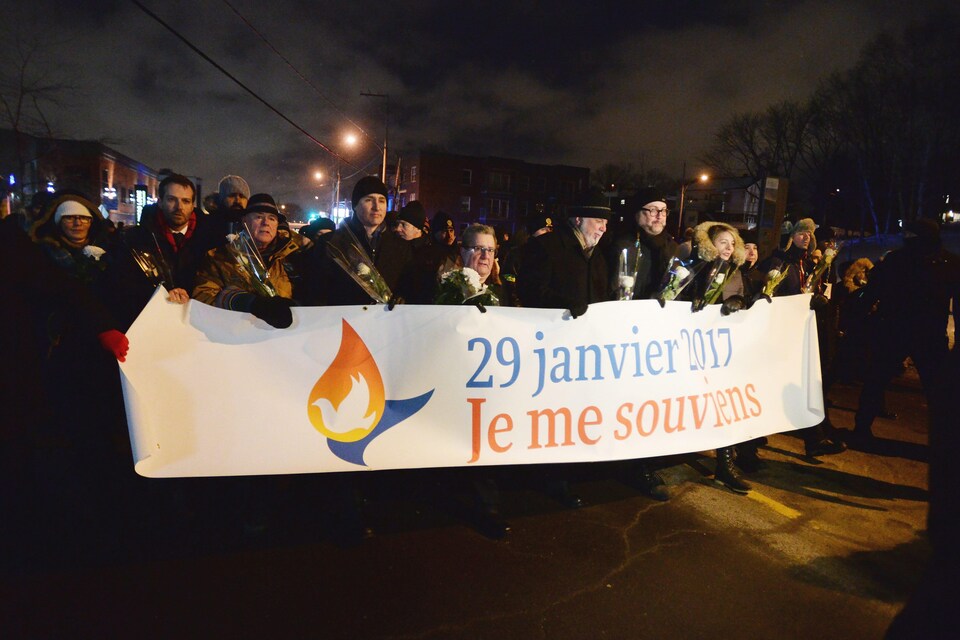 Des politiciens et des citoyens ont marché jusqu'à la grande mosquée de Québec.