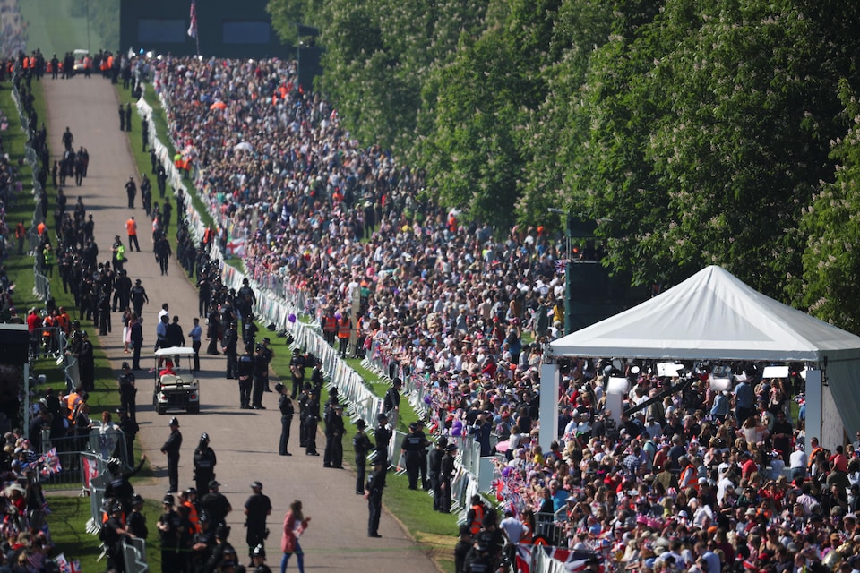 Des milliers de fans de la famille royale se sont massés à Windsor en prévision du mariage du prince Harry et de Meghan Markle, le 19 mai 2018.