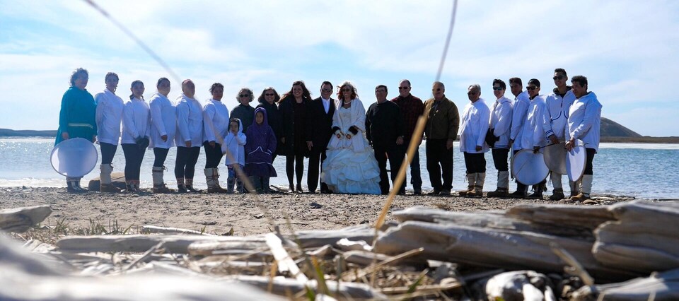 Un vingtaine de personne sur une plage