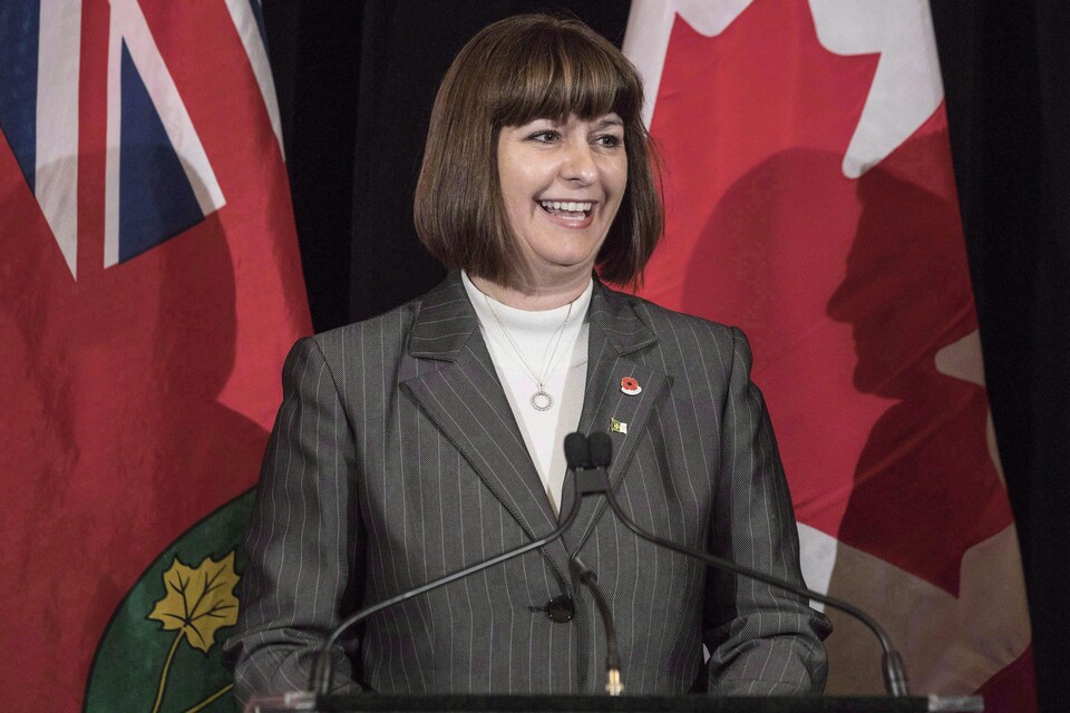 La députée libérale Marie-France Lalonde au podium devant les drapeaux ontarien et canadien