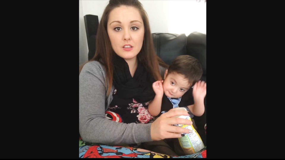 Marie-Michèle Arpin et son fils Thomas dans la vidéo qu'elle a publiée sur YouTube le 14 avril.