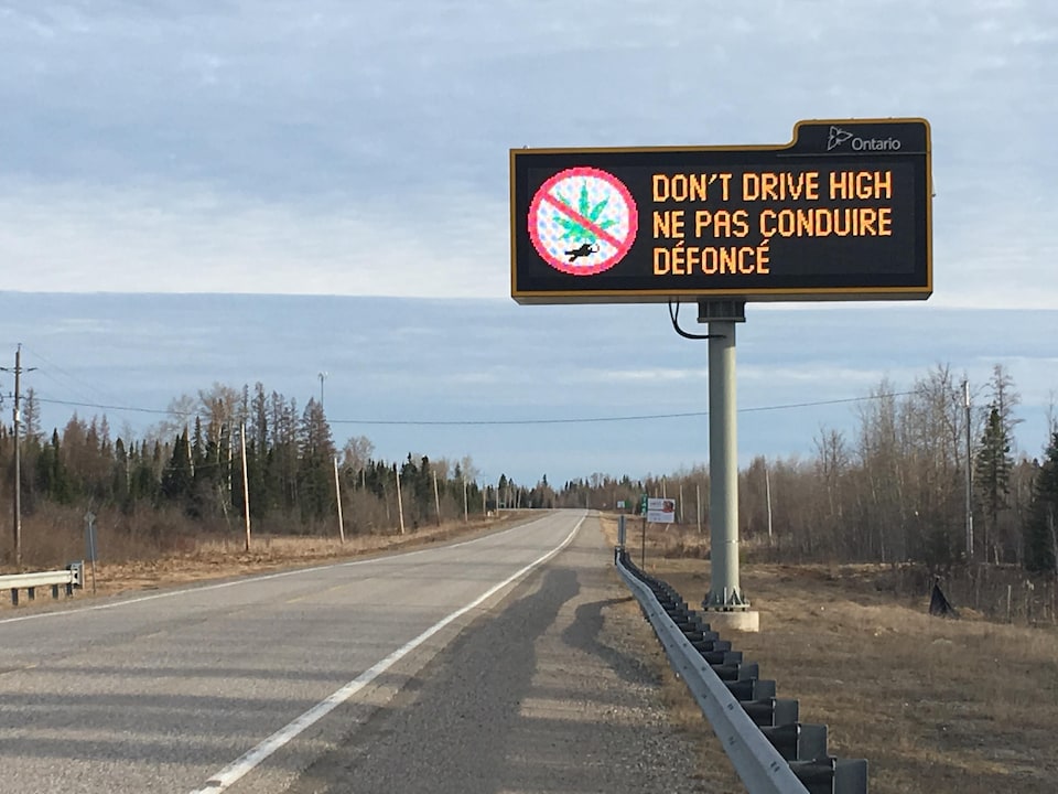 Une enseigne du ministère des Transports de l’Ontario qui interdit la conduite sous l’effet de stupéfiants.