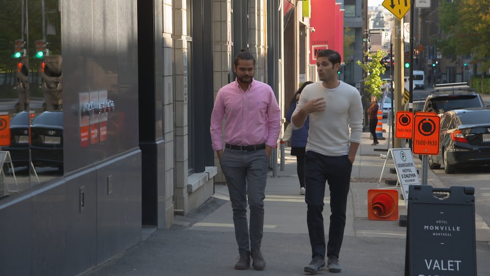 On voit les frères Mario et Mauricio Di Bartolomeo qui discutent en marchant dans une rue de Montréal.