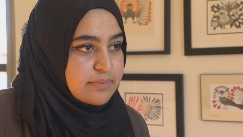 Masuma Khan, vice présidente de l’Association des étudiants de Dalhousie répond aux questions du journaliste. 
