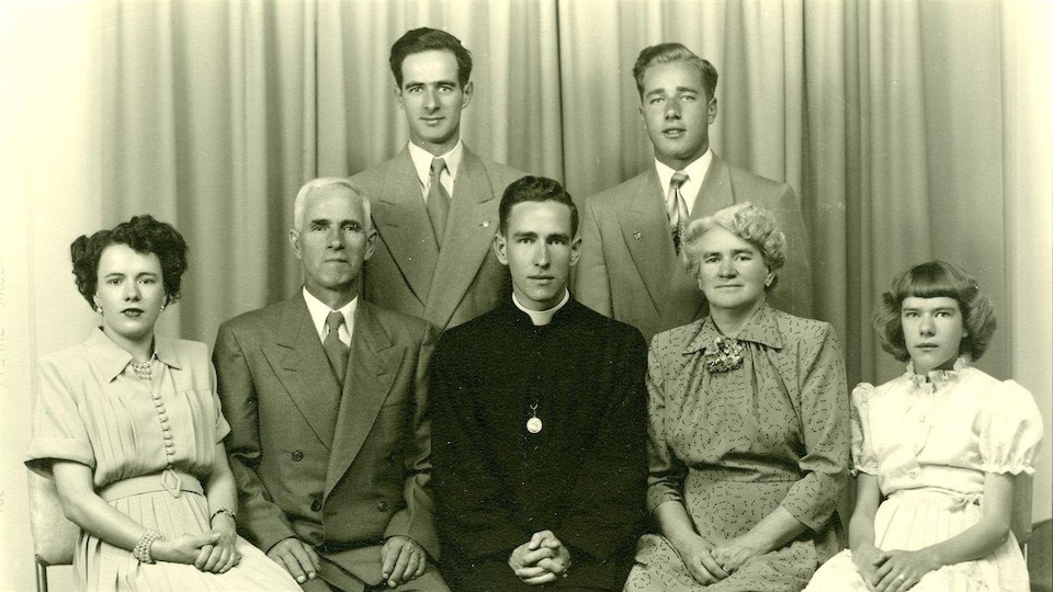 Photo de famille lors de l'ordination en 1951.