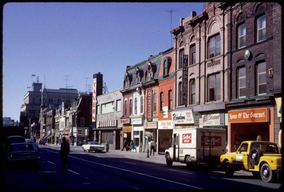 Photo de la rue Yonge dans les années 1970 avec de vieilles voitures garées le long de la rue.