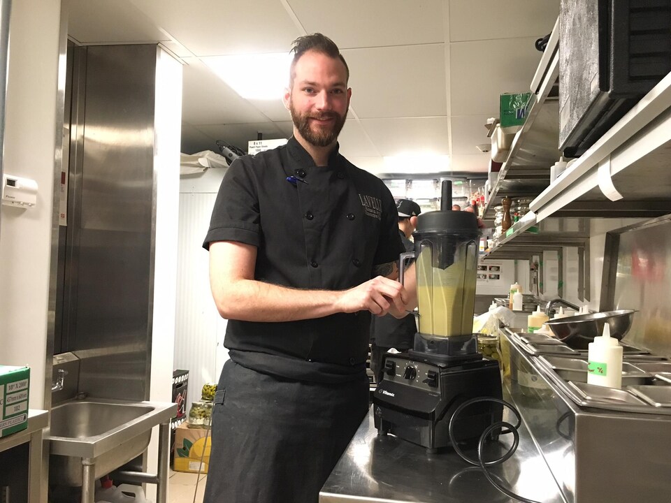 Un mélangeur de marque Vitamix.