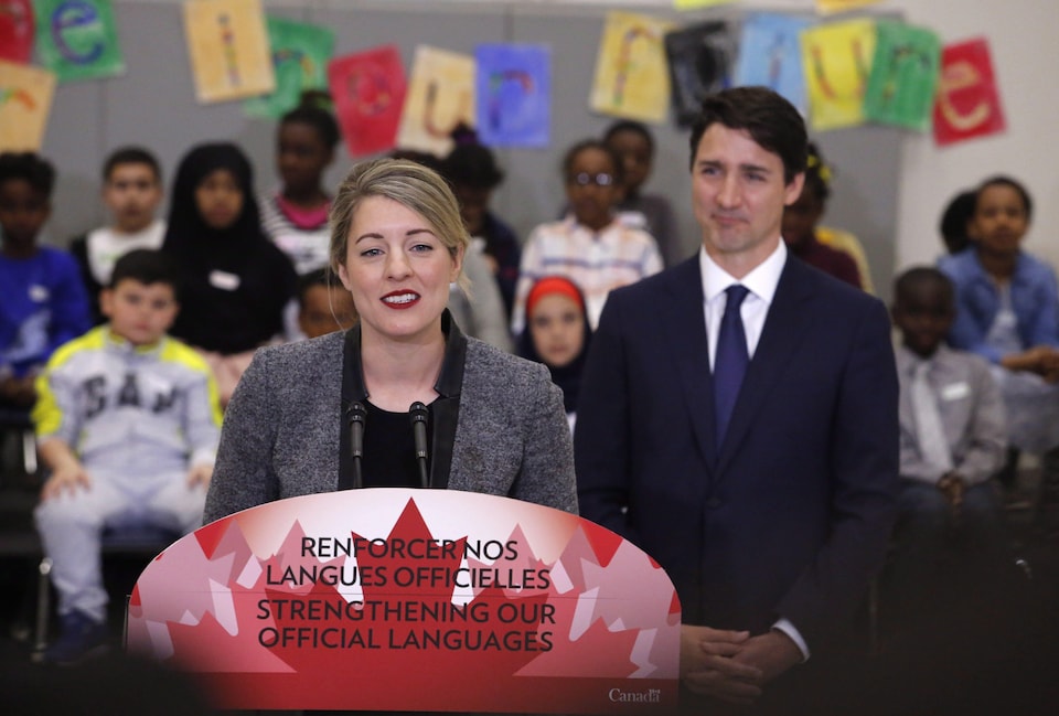 La ministre du Patrimoine canadien, Mélanie Joly, prenant la parole à l’école élémentaire publique Mauril-Bélanger, à Ottawa, en présence du premier ministre Justin Trudeau pour l'annonce du nouveau plan sur les langues officielles.