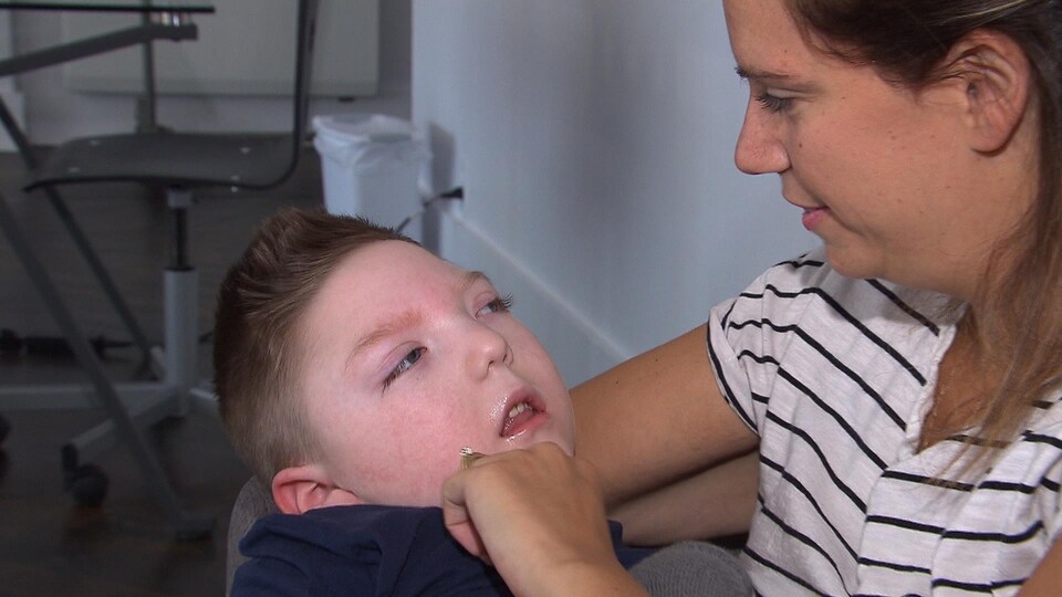 Marie-Ève Tétreault et son fils  Zacharie, elle doit débourser plus de 500 dollars par mois pour un lait spécial, une dépense remboursée dans une famille d'accueil.