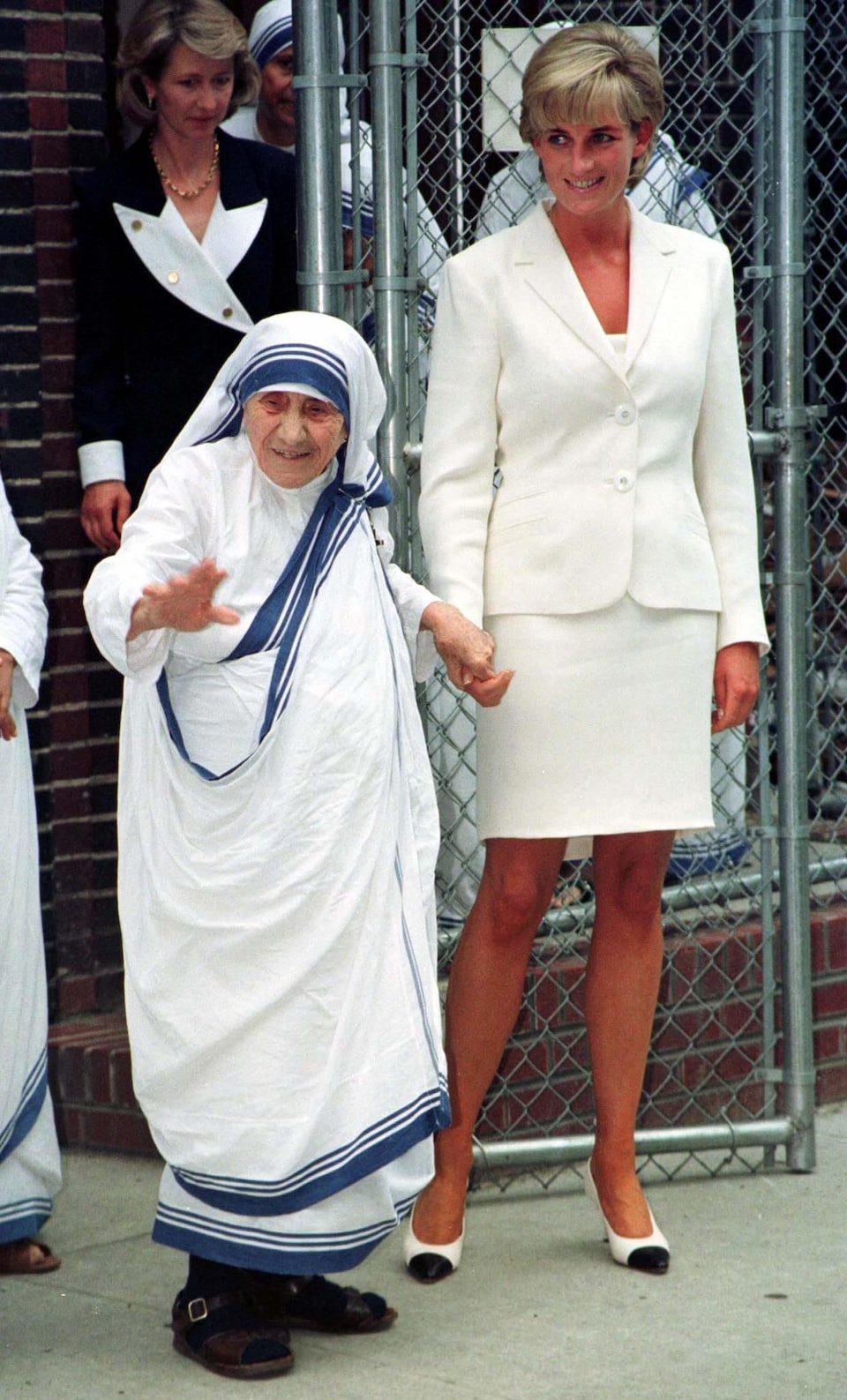 Mère Teresa et la princesse Diana  se tiennent la main après une brève rencontre à New York en 1997.