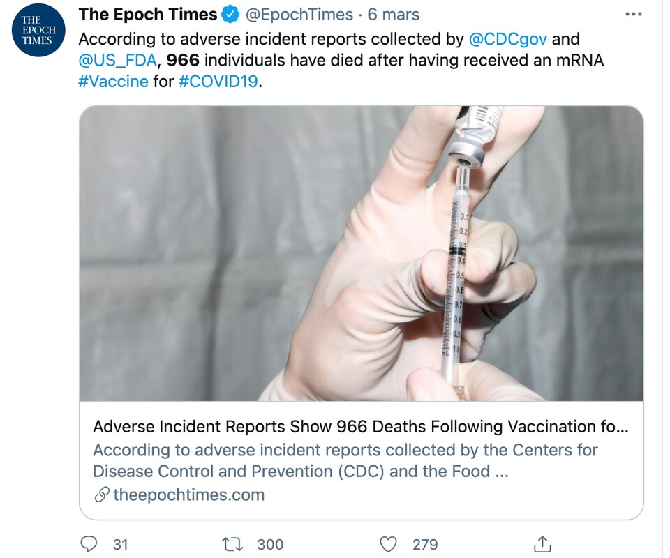 On y voit un message Twitter rapportant le fait que des centaines de gens sont morts aux États-Unis après avoir eu le vaccin contre la COVID. Une image montre une aiguille et une fiole.