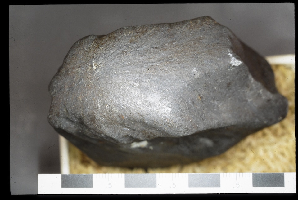 L'un des 700 fragments du météorite tombé en 1960 près de Bruderheim en Alberta.