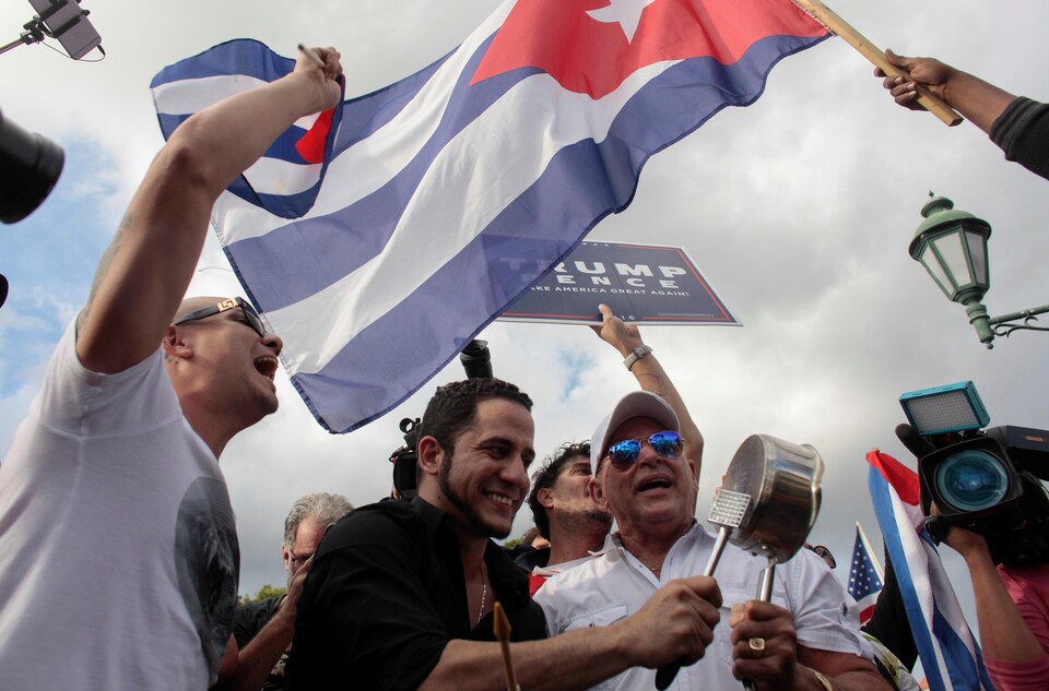 La communauté cubaine à Miami célèbre la mort de Fidel Castro dans la rue. 