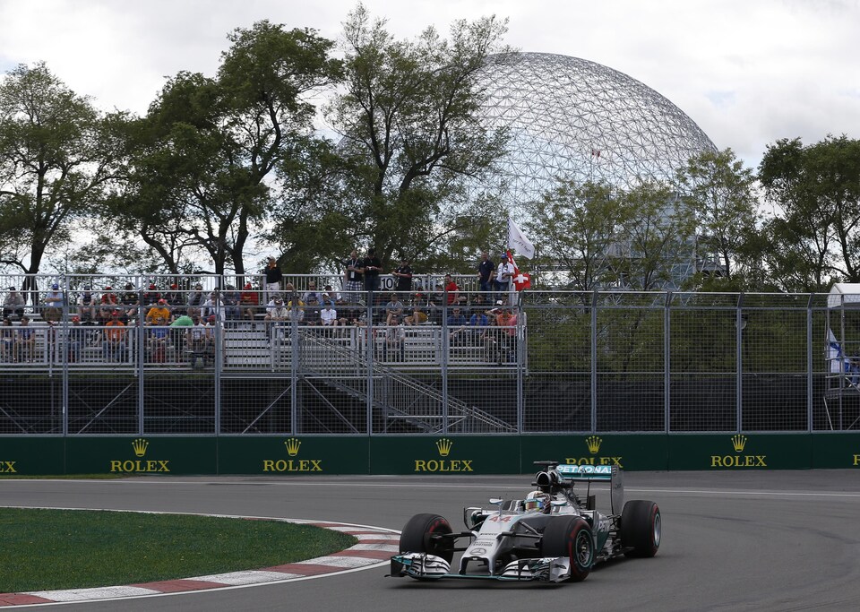 Le pilote Lewis Hamilton de l'écurie Mercedes fait un tour de piste lors des qualifications du Grand Prix du Canada en juin 2014.