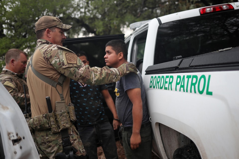 Un garde-frontière arrête un immigrant illégal au Texas.