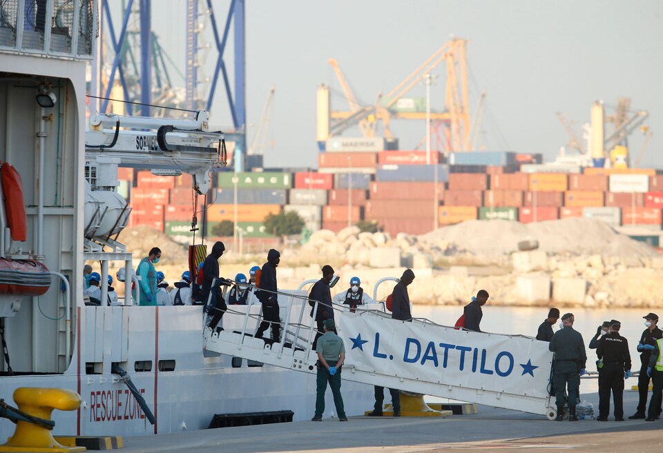 Les premiers migrants sont arrivés au port de Valence, dimanche matin, à bord du navire italien Dattilo.