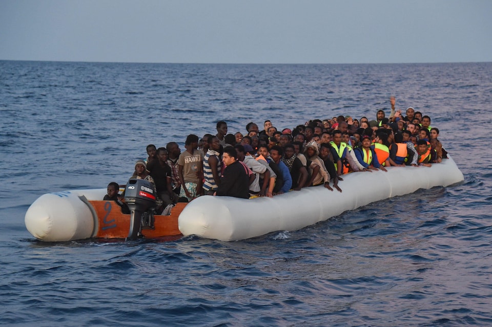 Des migrants et des réfugiés en provenance de la Libye rescapés à bord d'un bateau sur la Méditerranée en novembre 2016.