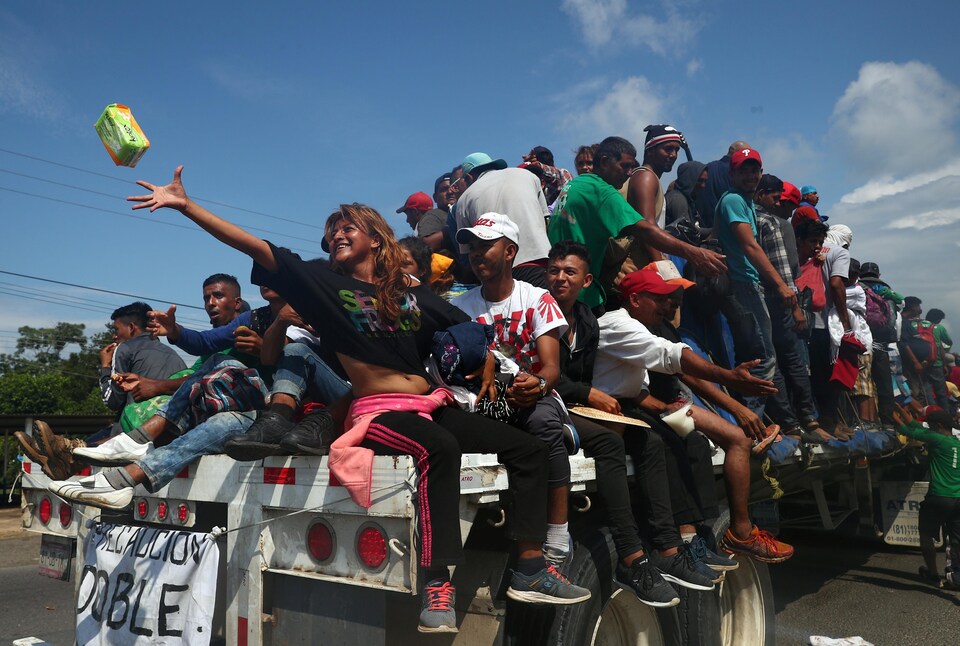 Des dizaines de migrants sur la remorque d'un camion