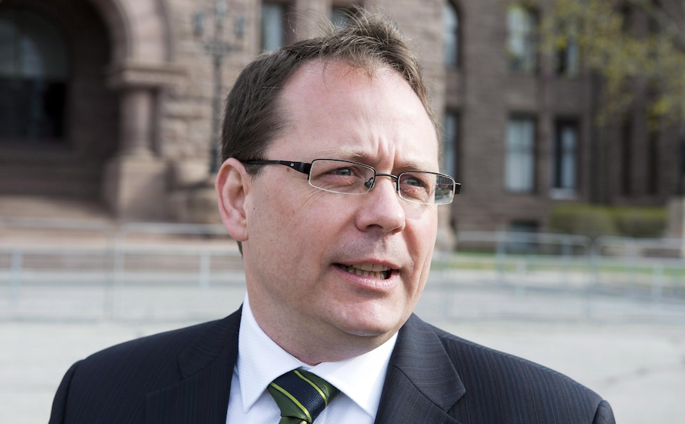 Le chef du Parti vert de l’Ontario, Mike Schreiner, devant Queen's Park