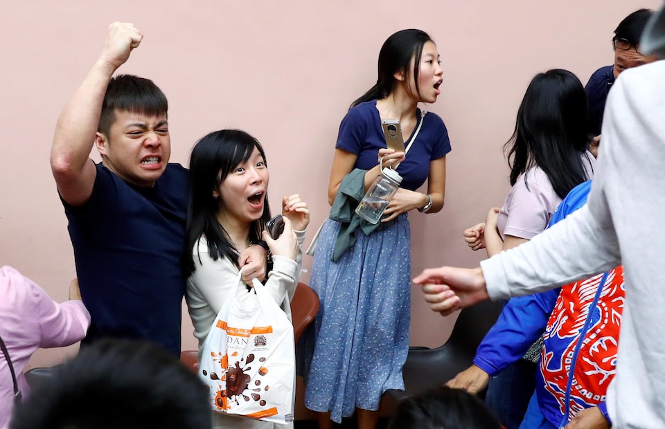 De jeunes hongkongais célèbrent