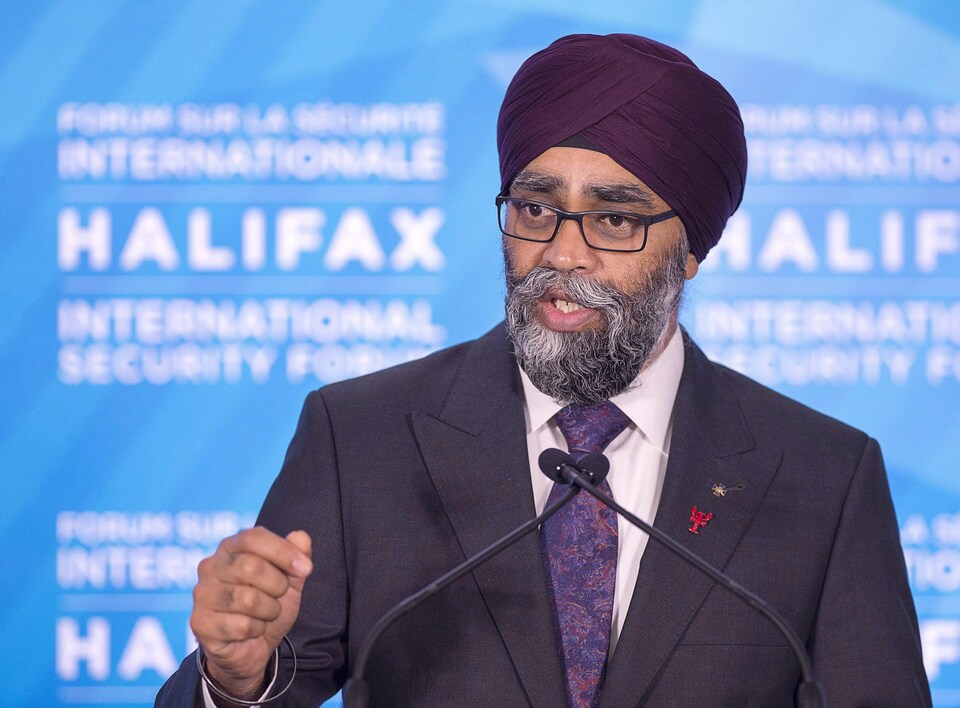 Le ministre Sajjan au micro