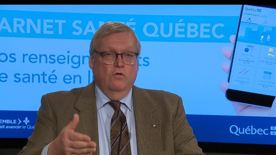 Le ministre de la Santé du Québec, Gaétan Barrette, lors d'une conférence de presse pour présenter le nouveau carnet de santé virtuel.