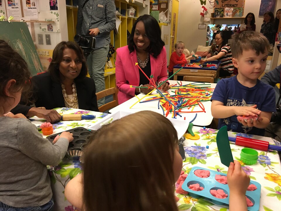 Les ministres Indira Naidoo-Harris et Mitzie Hunter rendent visite aux enfants d'une garderie de Toronto