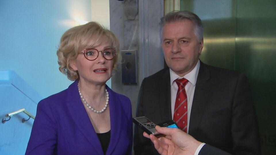 Julie Boulet et Laurent Lessard interviewés dans un corridor de l'Assemblée nationale.