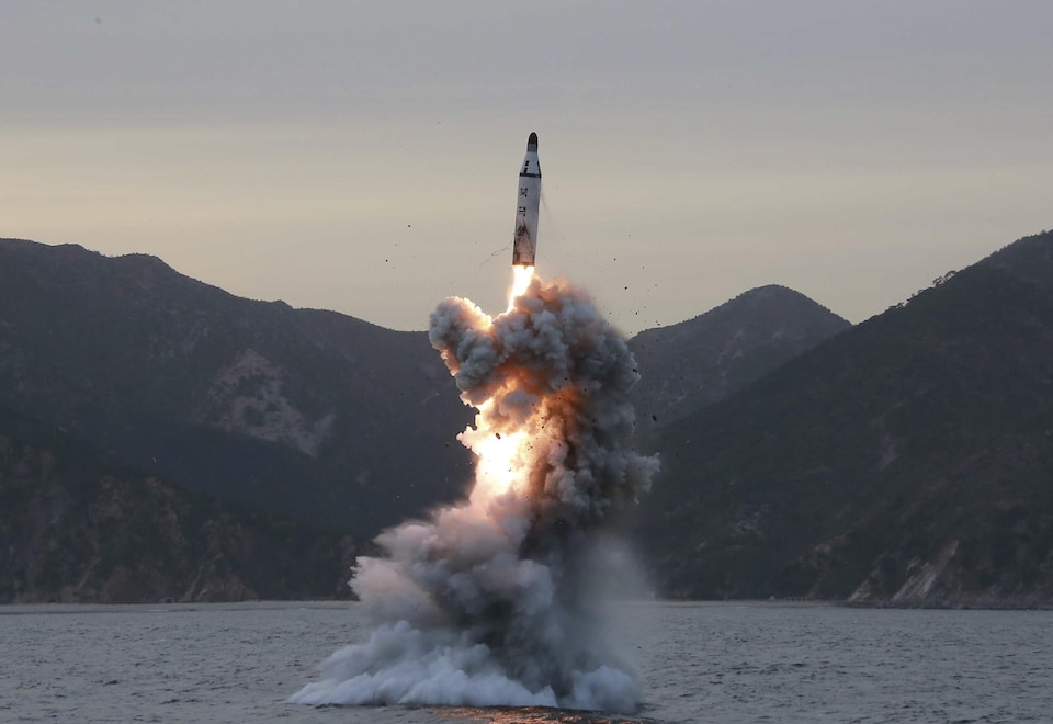 Cette photo non datée a été publiée par l'agence officielle nord-coréenne KCNA le 24 avril 2017. Elle montrerait « un tir de missile balistique sous-marin » effectué à partir d'un endroit non précisé.