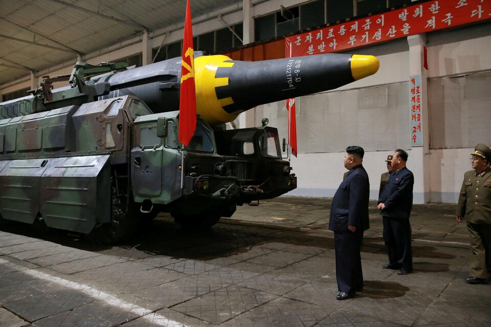 Le leader nord-coréen Kim Jong-un inspecte un missile Hwasong-12 d'une portée estimée à 4500 km, selon des analystes.