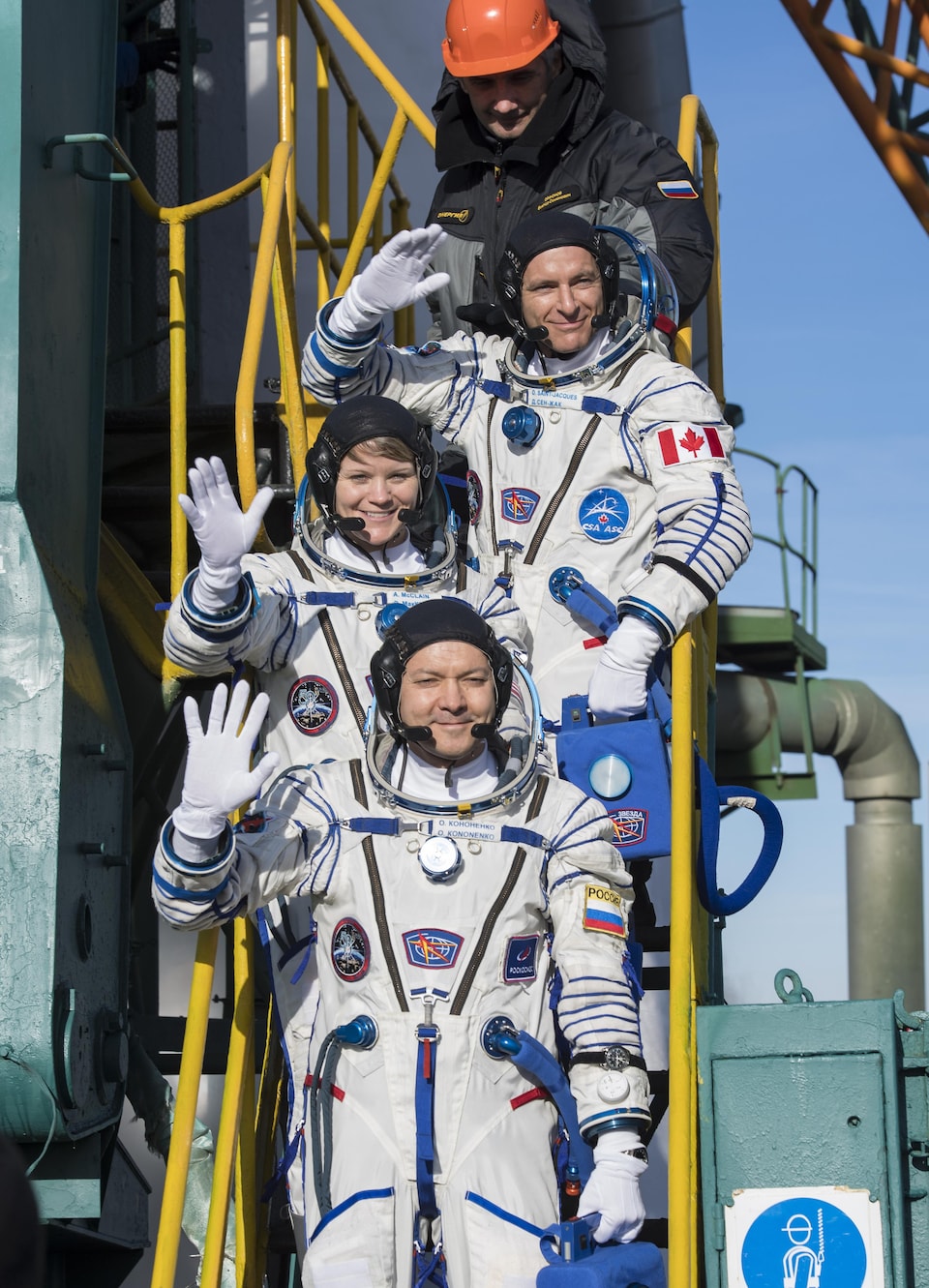 Les astronautes de la mission 58 quelques instants avant d'entrer dans la capsule Soyouz.