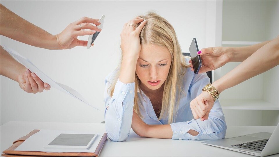 Une femme sollicitée de toutes parts