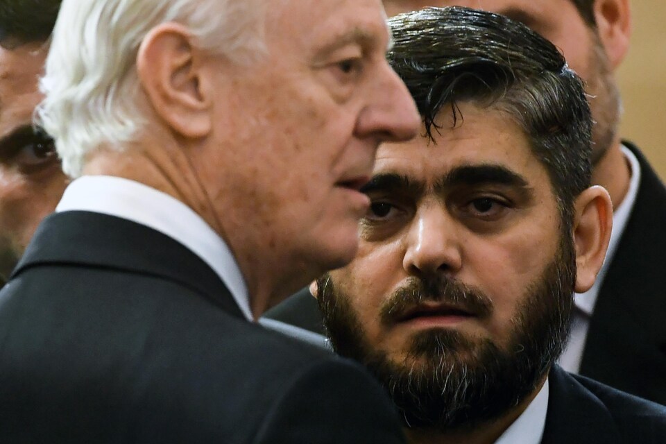 Le chef de la délégation des rebelles syriens à Astana, Mohammed Allouche, s'entretient avec l'envoyé spécial de l'ONU pour la Syrie, Staffan de Mistura. Ce dernier pilotera les pourparlers qui reprendront en février à Genève.