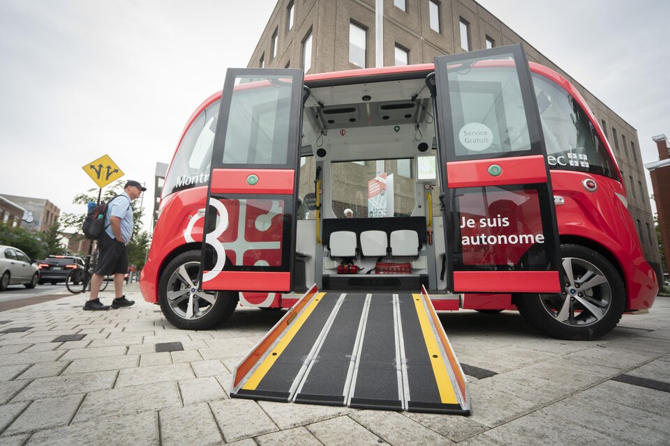 Un minibus autonome électrique.