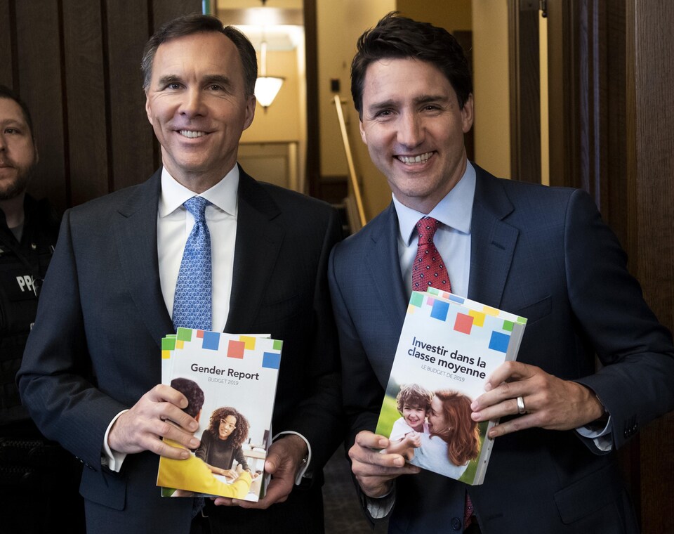 Le ministre des Finances, Bill Morneau, en compagnie du premier ministre canadien, Justin Trudeau, avec en mains le budget fédéral.