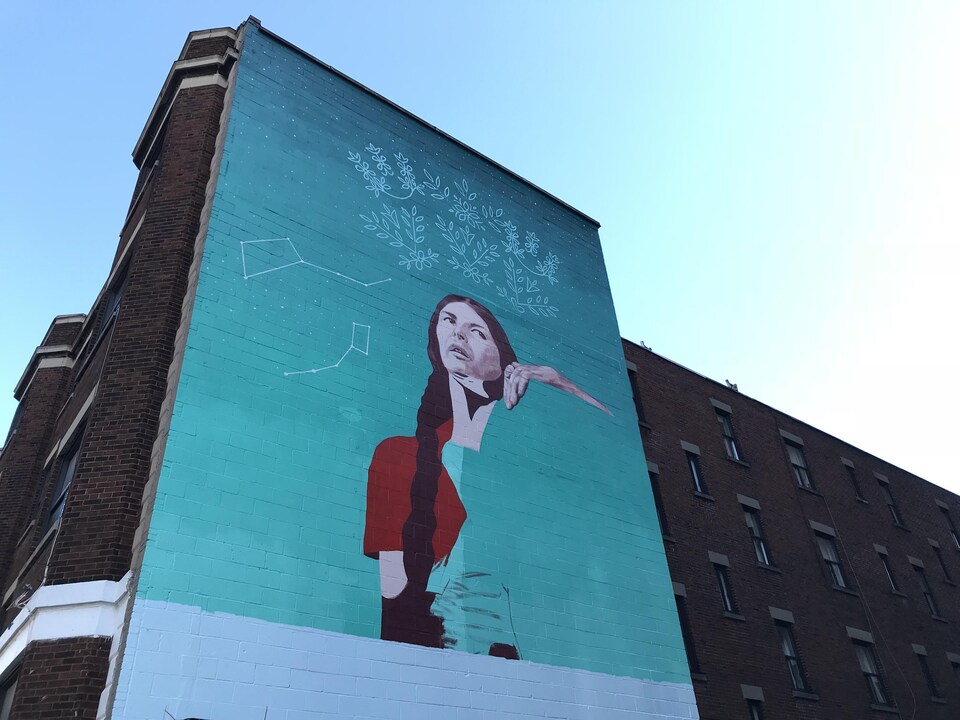 La murale pas encore achevée d'Alanis Obomsawin sur l'avenue Lincoln, au centre-ville de Montréal