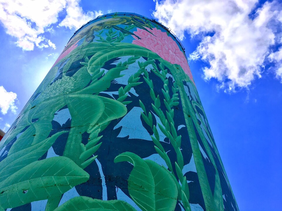 Des fleurs avec de longues tiges peintes sur un silo