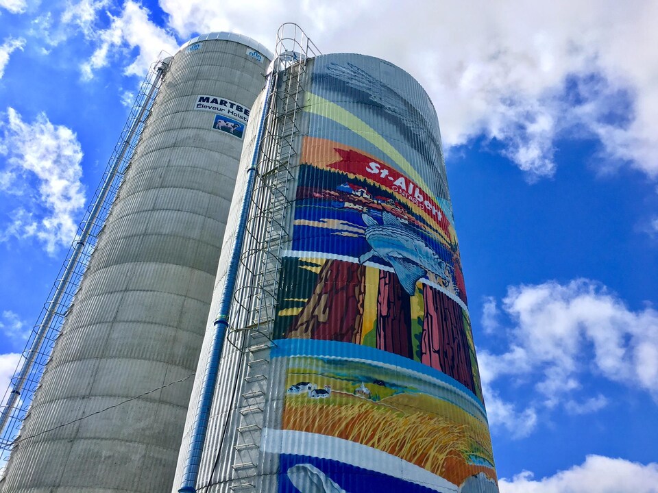 Un silo orné de multiples couleurs