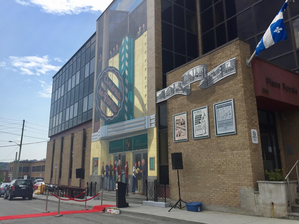 La nouvelle murale sherbrookoise « On se fait du cinéma » a été inaugurée le 22 août, au coin des rues Camirand et King Ouest