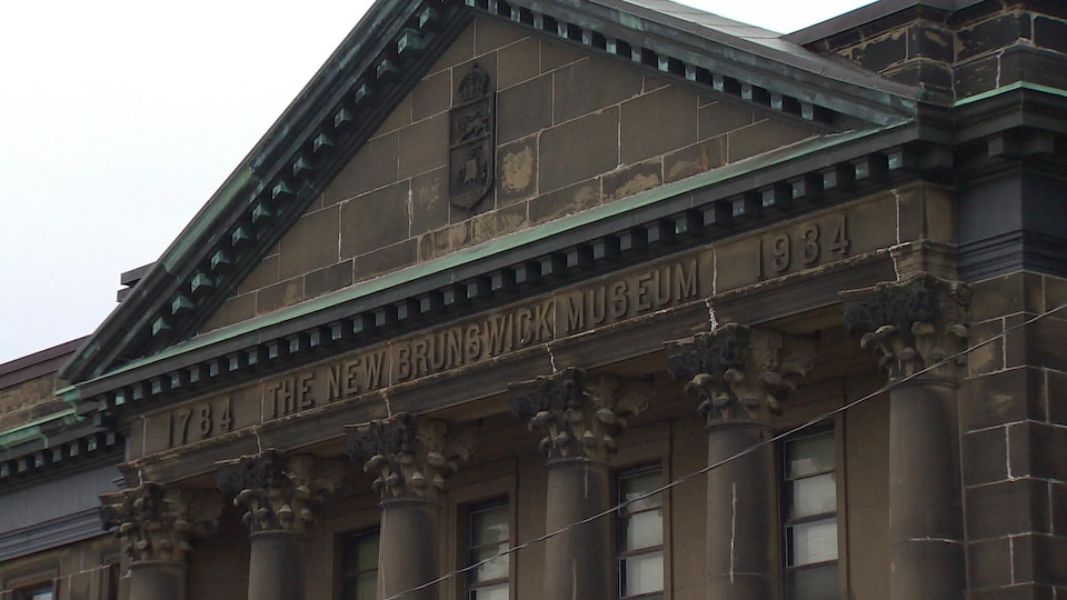 L'édifice original du Musée du Nouveau-Brunswick, qui abrite encore des archives, tombe en ruine.