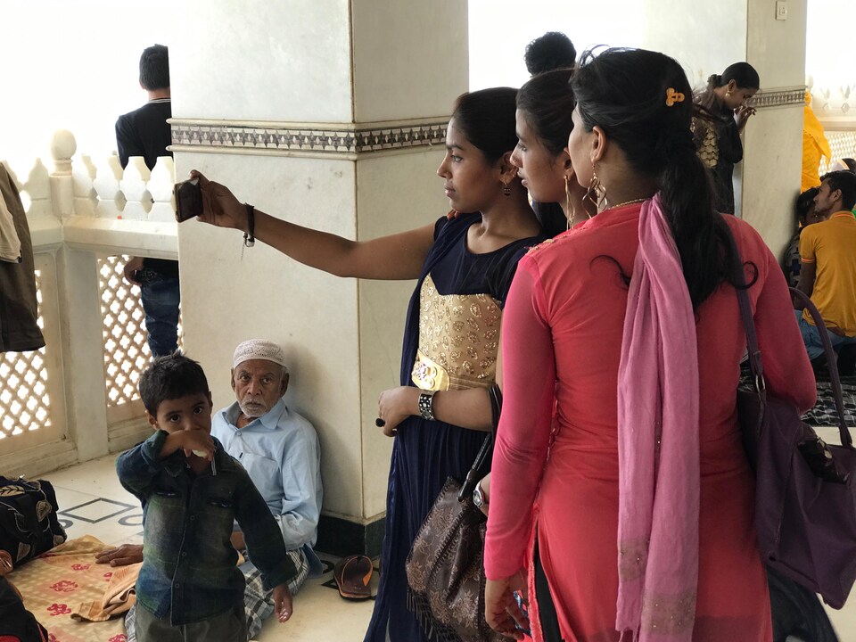 De jeunes musulmanes près de la mosquée Haji Ali, de Mumbai.