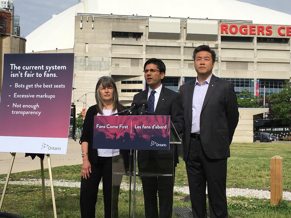 Photo de Yasir Naqvi devant le Centre Rogers de Toronto.