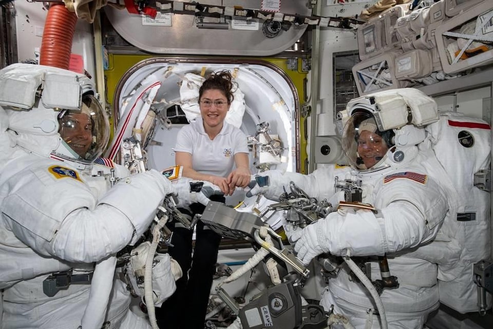 
L'astronaute Christina Koch (centre) et ses collègues Nick Hague (gauche) et Anne McClain (droite).
