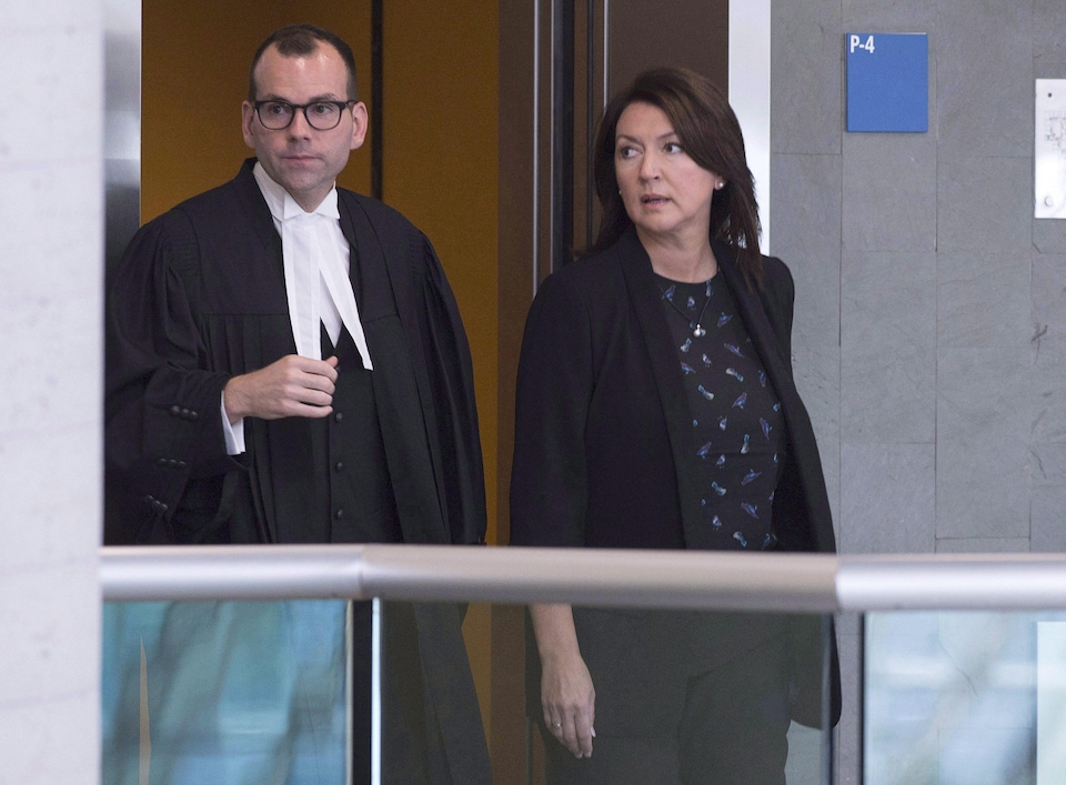 L'ex-ministre libérale Nathalie Normandeau, en compagnie de son avocat, au palais de justice de Québec le 29 août 2016.